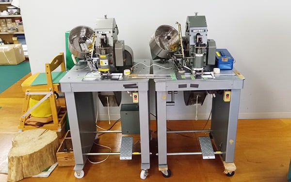 写真：全自動アイレット・ハトメ打機