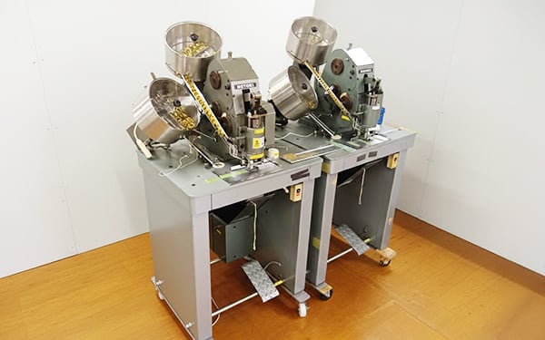 写真：全自動アイレット・ハトメ打機